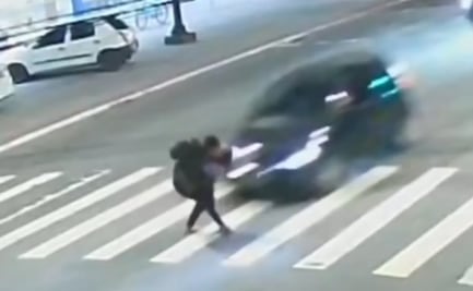 VIDEO: Por pasarse el alto, conductor atropella a mujer y niña en Brasil; intenta huir, pero después se entrega a la policía