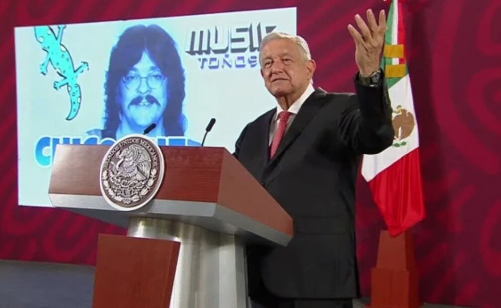AMLO pone en la mañanera "La Muralla", de Chico Che, para hacer referencia al muro con EU 