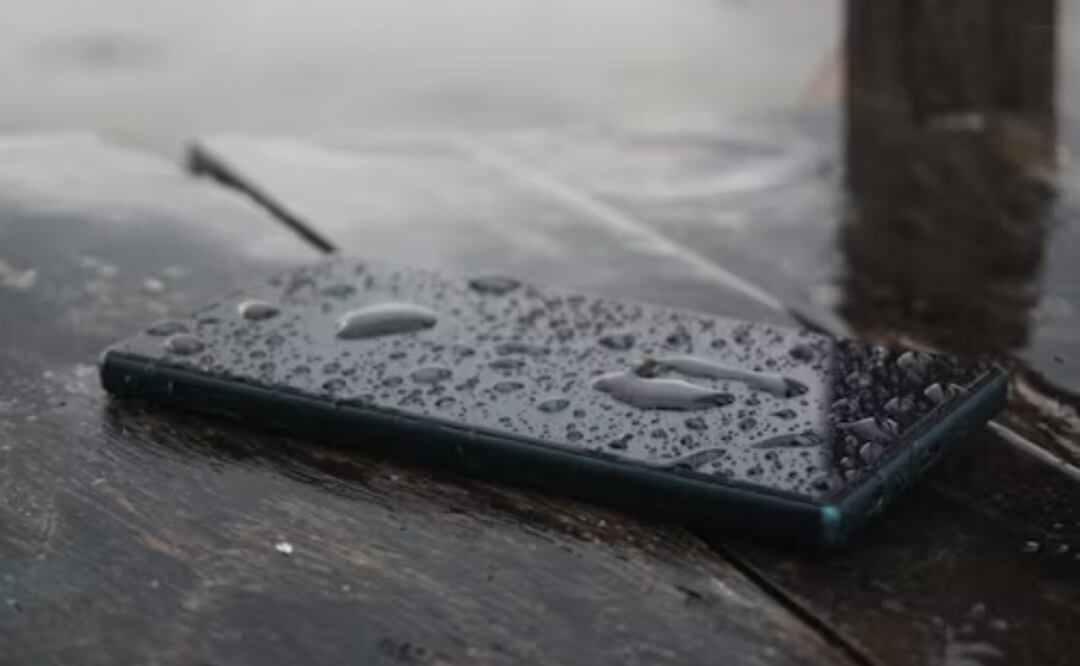 ¿Qué hacer si tu celular se moja? Guía paso a paso. Imagen: Unsplash