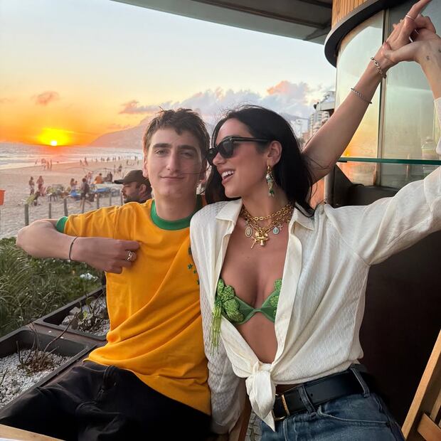 Dua apuesta por un top de bikini verde con detalle floral. A su lado, su hermano Gjin Lipa. Foto: Instagram @dualipa