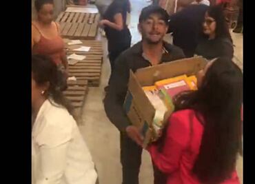 VIDEO: Docentes en Madera, Chihuahua, irrumpen en almacén y liberan libros de texto gratuito de la SEP
