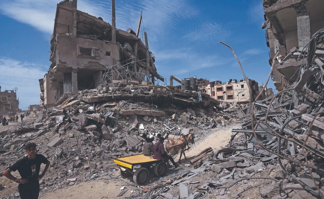 Palestinos en medio de la destrucción dejada por las tropas israelíes en Khan Younis, en el sur de la Franja de Gaza. Foto: de Fatima Shbair. AP
