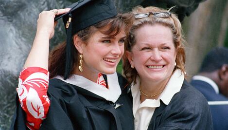 Brooke Shields asegura que su madre estaba enamorada de ella