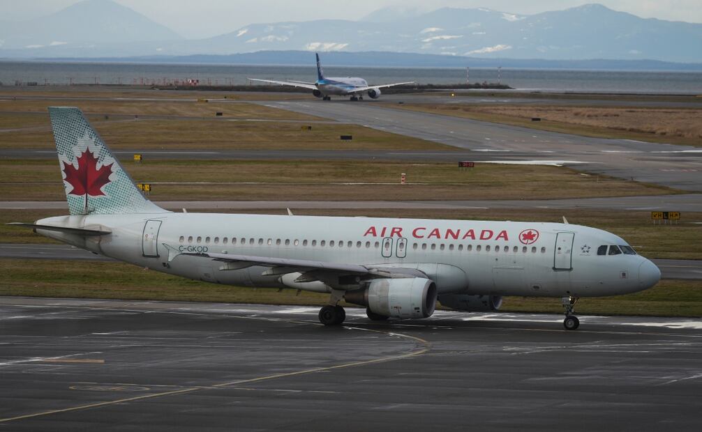 La huelga de Air Canada y su subsidiaria Air Canada Rouge afectará a unos 130.000 viajeros diariamente, informó la compañía aérea. Foto: AP