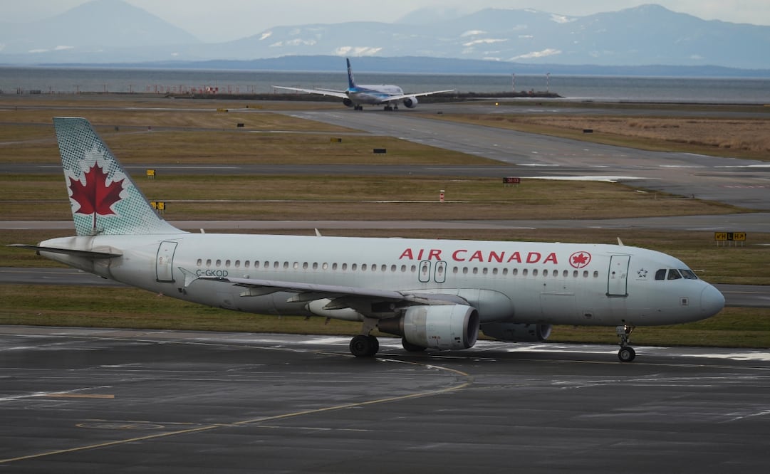 Un avión de Air Canada rueda en el Aeropuerto Internacional de Vancouver. Foto: AP/Archivo