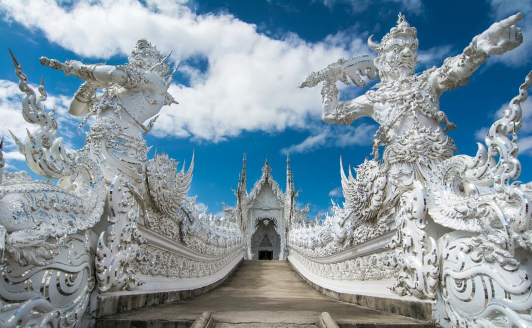 El Templo Blanco fue diseñado por el arquitecto Chalermchai Kositpipat. (Foto: iStock)