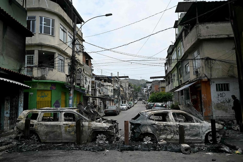 Una barricada con vehículos quemados bloquea el paso, durante la operación de la policía contra el Comando Vermelho en Río de Janeiro. FOTO: MAURO PIMENTEL. AFP