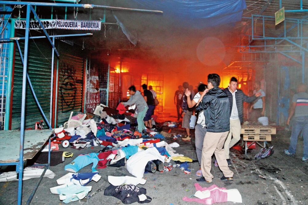 Cuando los locatarios fueron alertados sobre el incendio, las llamas alcanzaban poco más de cinco metros. Después de las 5:00 horas, autoridades dieron paso a algunos vendedores para que rescataran lo que quedó de su mercancía (LUIS CARBAYO. CUARTOSCURO)