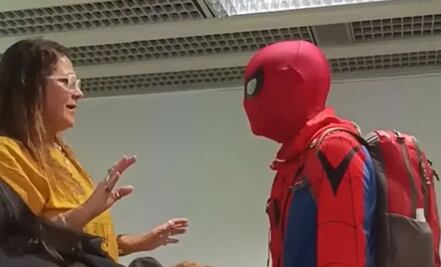 TikTok: Joven se disfraza de Spider-Man para ir a la escuela y así reaccionó su profesora