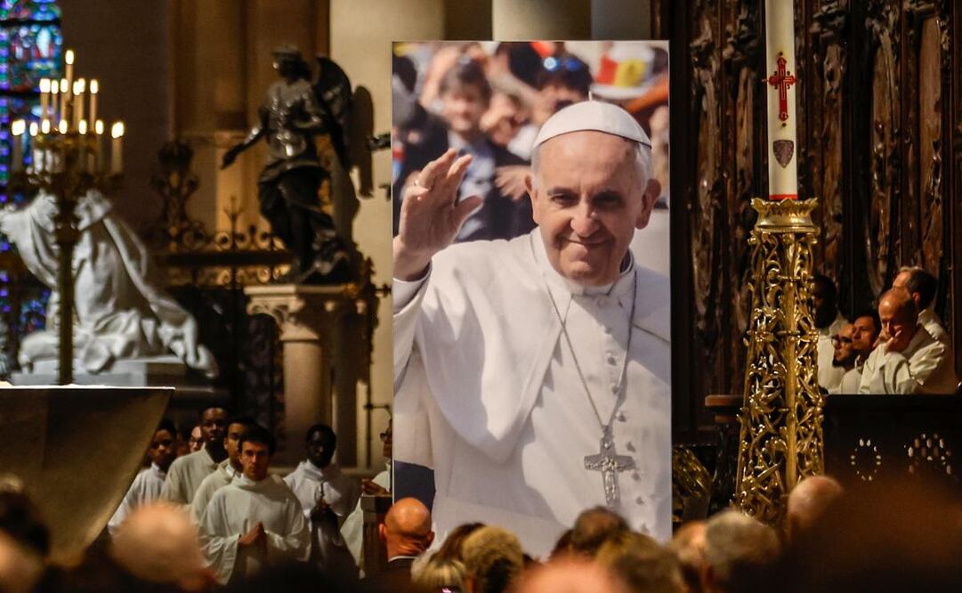 Un retrato del difunto papa Francisco se ve durante una misa en su honor en la Catedral de Notre Dame de París, París, Francia, el 21 de abril de 2025. El papa Francisco falleció el 21 de abril de 2025 a la edad de 88 años, según la Santa Sede. Nacido como Jorge Mario Bergoglio en Buenos Aires, Argentina, el 17 de diciembre de 1936, fue nombrado líder de la Iglesia católica el 13 de marzo de 2013, sucediendo al pontífice emérito Benedicto XVI. Foto: EFE