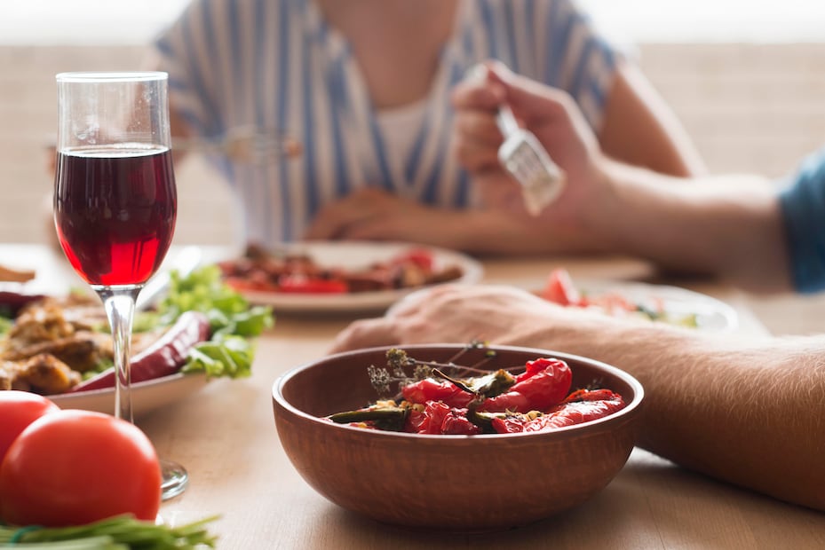 La dieta mediterránea incluye vino tinto moderado por su contenido en polifenoles y antioxidantes. Foto: Freepik