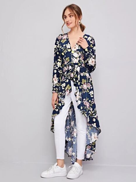 Anahí luce maxi kimono con mini falda roja