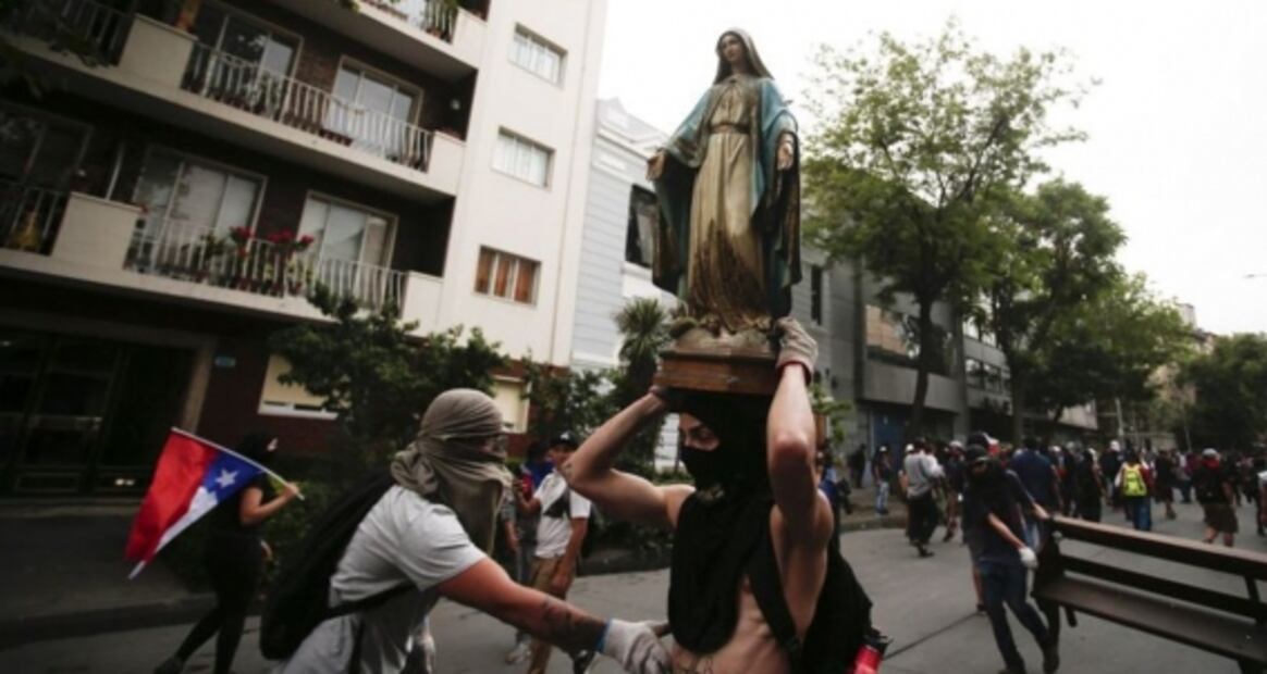 Manifestantes incendian imágenes religiosas durante protesta en Chile 