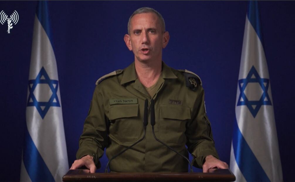 En este fotograma de un video difundido por el ejército israelí el 26 de octubre de 2024, el portavoz castrense, contraalmirante Daniel Hagari, anuncia que Israel lanzó ataques contra Irán. Foto: AP