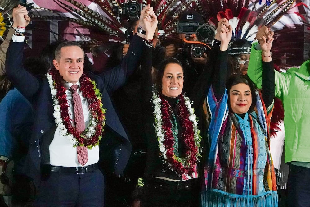 El alcalde Adrián Rubalcava acompañó a Claudia Sheinbaum y Clara Brugada en un mitin efectuado en el Deportivo El Cacalote de la alcaldía Cuajimalpa, que él encabeza. Foto: Rogelio Morales | Cuartoscuro