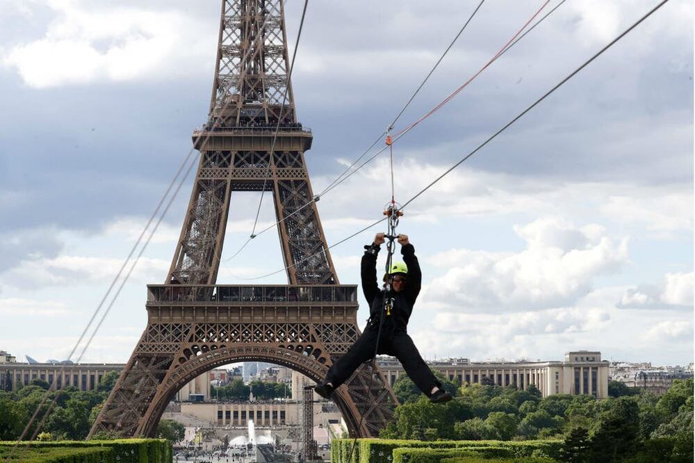 Este incidente, que retrasó algo la apertura al público, se produce después de que el pasado fin de semana la torre Eiffel tuviera que ser evacuada dos veces por dos falsas alertas de bomba. Foto: AFP
