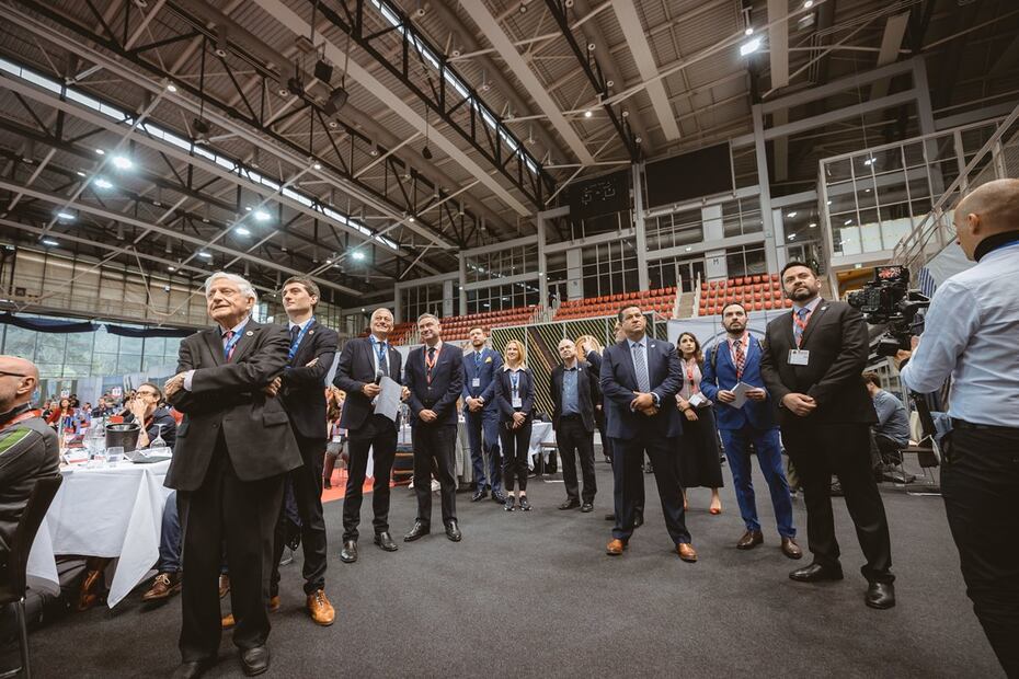 Autoridades del Concours Mondial de Bruxelles, de Croacia y Guanajuato admirando el mariachi.