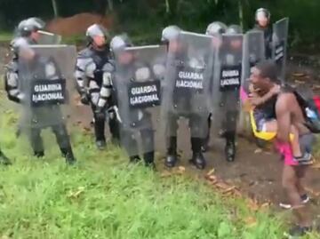 Video. Elementos de la GN derriban a migrante con niño en brazos en su paso por Chiapas