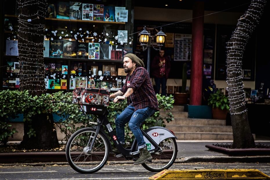 Pese a que le fue robada su bicicleta afuera de su negocio, Edd no conoce los límites, toma una de Ecobici y se dirige a diferentes domicilios.