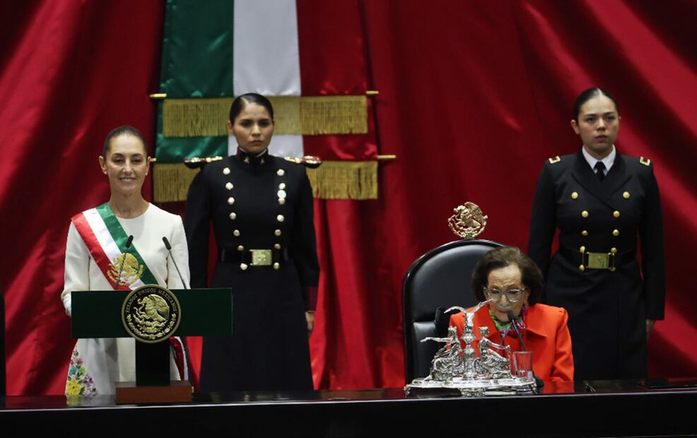Claudia Sheinbaum Pardo recibe la banda presidencial de manos de Ifigenia Martínez luego de haber sido entregada por Andrés Manuel López Obrador. Foto: Diego Simón Sánchez/EL UNIVERSAL