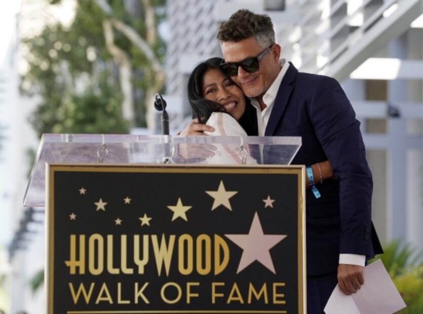 “Desearía que mis padres estuvieran vivos hoy": Alejandro Sanz devela estrella en el Paseo de la Fama