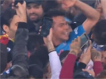 VIDEO: 'Chucky' Lozano y su emotivo momento con la afición del Napoli al conquistar la Serie A
