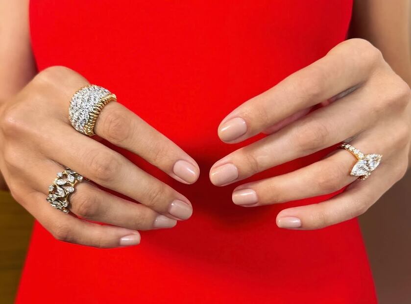 Este tipo de tonalidades lucen elegantes también en uñas cortas. Foto: Instagram @tombachik