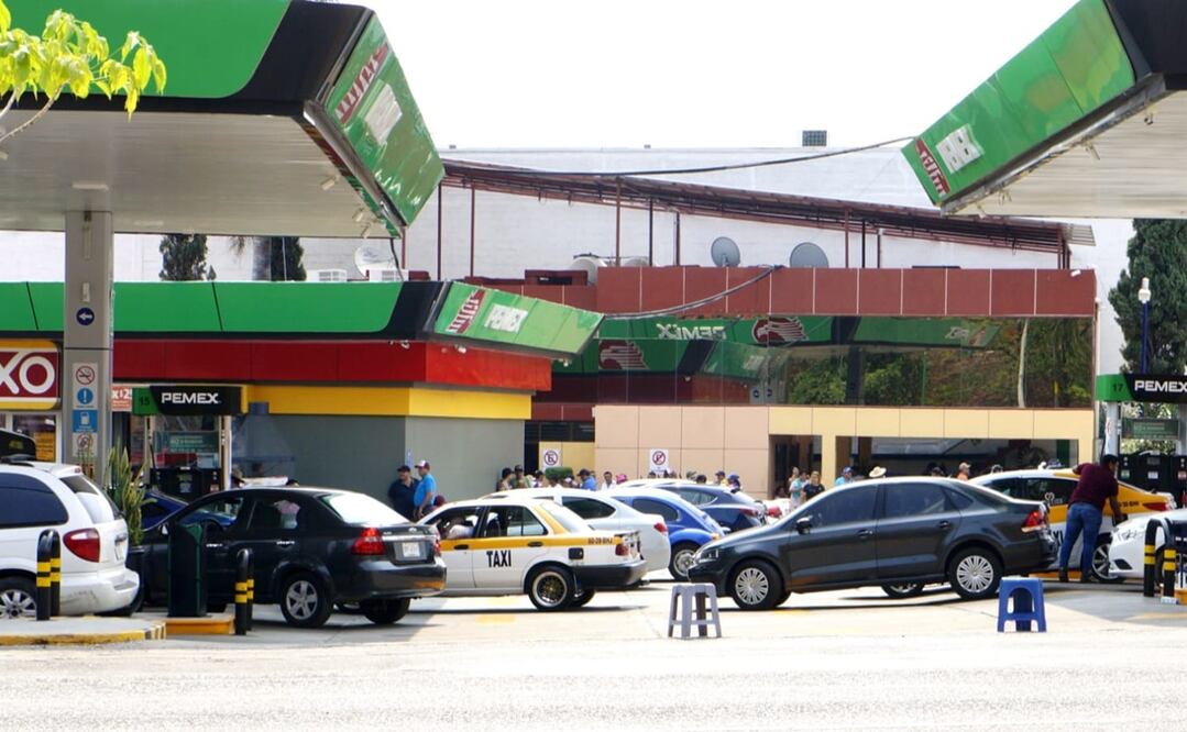 El dirigente de la Sección 7 de la CNTE, Isael González Vázquez, informó que ante la falta de respuesta a sus demandas, los docentes continuarán ocupando el centro de distribución de Pemex. Foto: Óscar Gutiérrez / EL UNIVERSAL