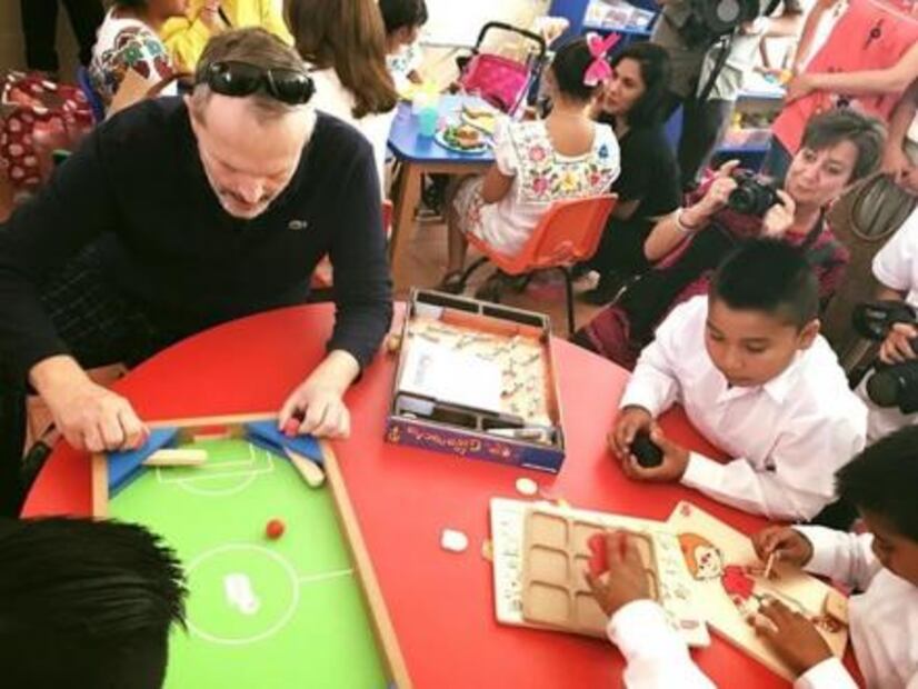 Miguel Bosé realiza labor altruista en comunidades mayas