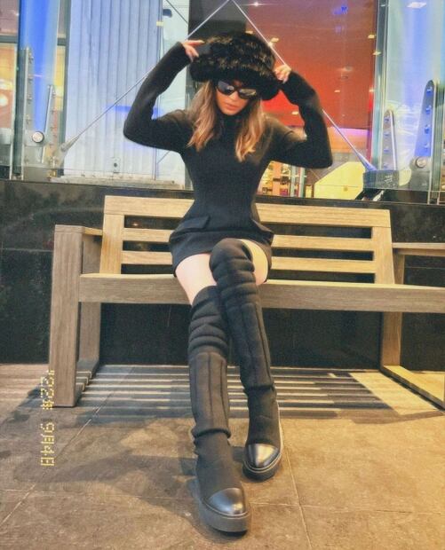 Belinda impacta en look total black con minivestido y botas altas