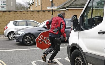 VIDEO: ¡Se la voló! Hombre roba obra de Banksy a plena luz del día en Londres