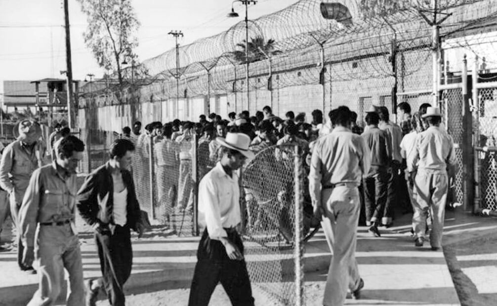 Centro de detención de “espaldas mojadas” en California, 1954. Parques públicos y cárceles sirvieron también como lugares de retención para migrantes. Foto: Larry Sharkey/Los Angeles Times Archive/ UCLA/IRL Worker Institute/ESPECIAL.