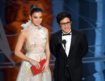 Gael García Bernal alza la voz contra el muro en los Oscar