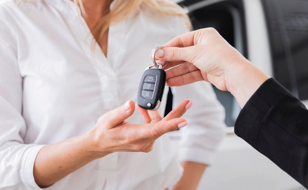 Una de las formas más comunes para comprar un auto es a través de un crédito. Foto: Unsplash
