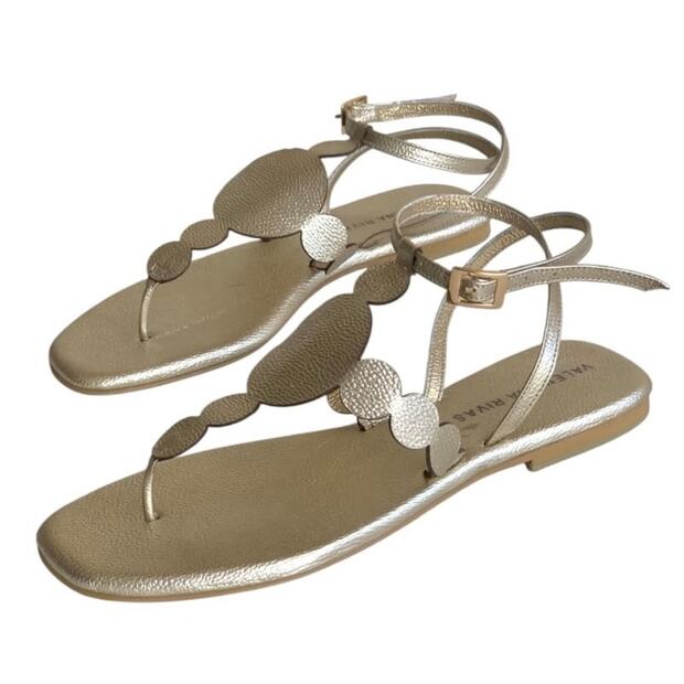 Las sandalias planas en tonos tierra y en dorado son las favoritas. Foto: Instagram @valentinayshoes