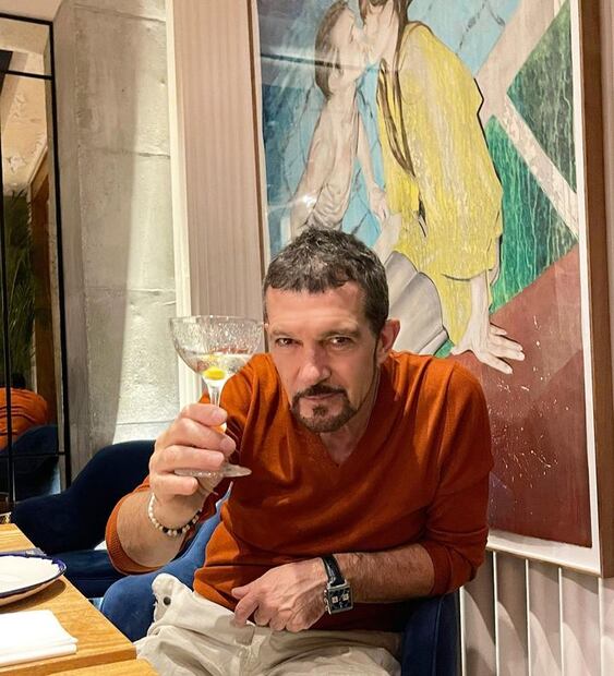 Antonio Banderas posando. Fuente: Instagram @antoniobanderas