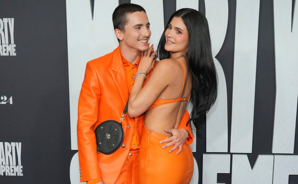 La pareja llegó con looks vibrantes de Chrome Hearts, confirmando que siguen juntos y muy fashion. Foto: AFP