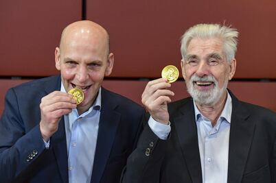 Entregan galardón a premios Nobel de Física y Química 2021 desde Berlín