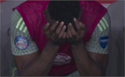 Julián Quiñones se queda al borde de las lágrimas en la banca de México tras cometer penalti ante Venezuela