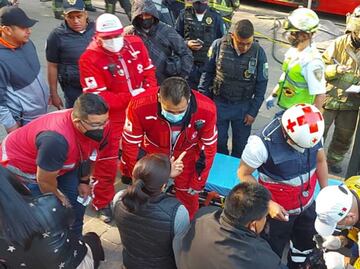 Trasladan a diferentes hospitales a 86 lesionados por choque de Metrobús y camión de pasajeros en Reforma