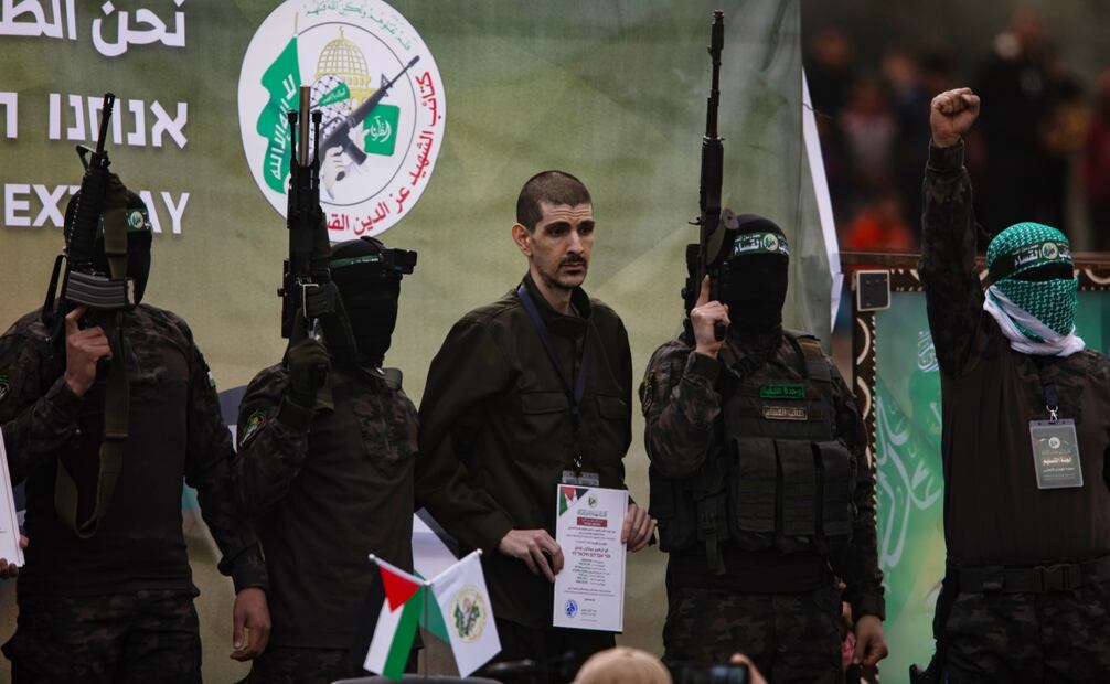 Combatientes palestinos de las Brigadas Izz ad-Din al-Qassam de Hamas escoltan a Or Levi, rehén israelí. Foto: EFE