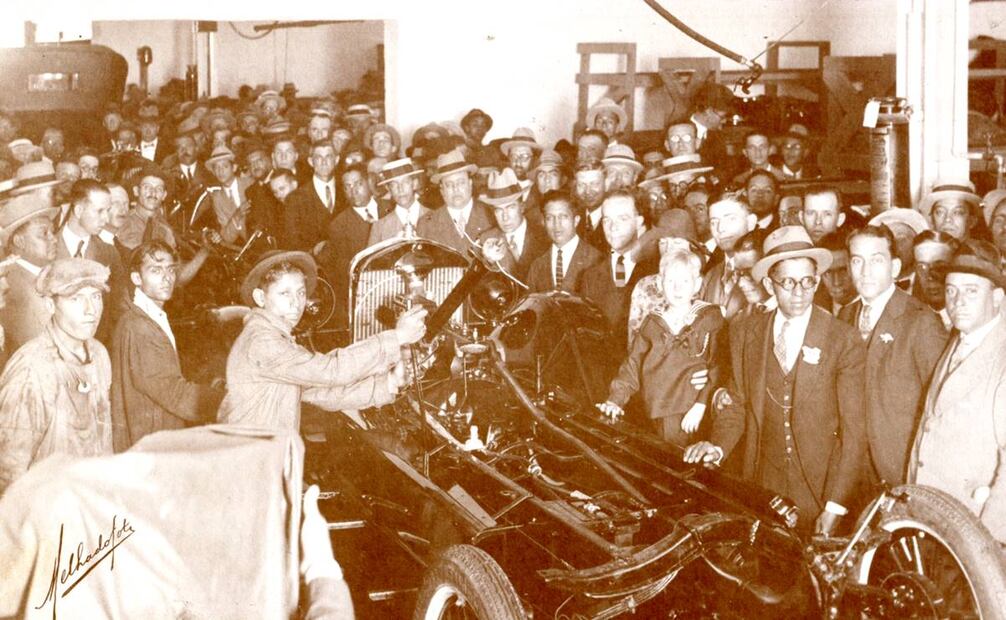 Ya fuera por la fascinación con el novedoso automovilismo o por las nuevas oportunidades de trabajo que ofrecía, el magnetismo de la ensambladora de San Lázaro desató un revuelo en su momento. 1925. Crédito: “60 AÑOS DE FORD EN MÉXICO -NARRATIVA GRÁFICA”.