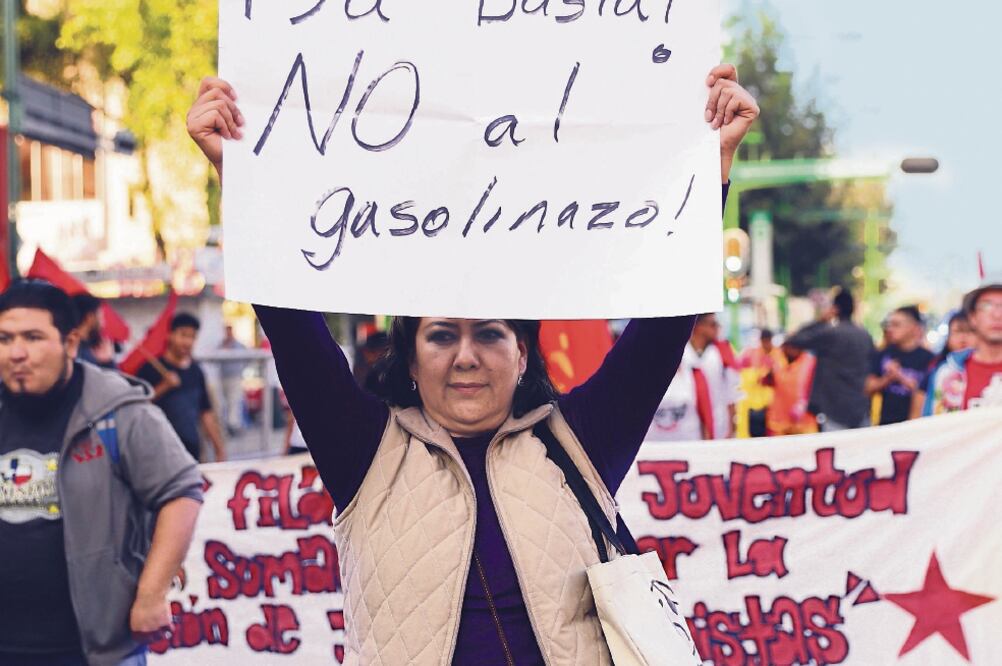 El alza a las gasolinas y su liberación de precios a inicios de este año provocó enojo entre los habitantes del país, quienes salieron a las calles a manifestarse conta estas acciones