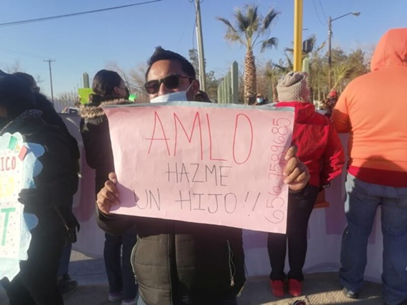 Reciben a López Obrador en Ciudad Juárez con protestas y agradecimientos 