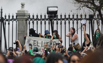 Mujeres exigen aborto legal al concluir marcha en CDMX
