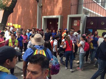 Decenas de personas se congregan afuera del CUM para llevar víveres