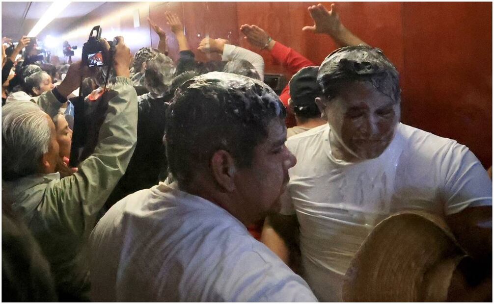 Manifestantes rocían espuma en el pleno del Senado. Foto: Berenice Fregoso / EL UNIVERSAL