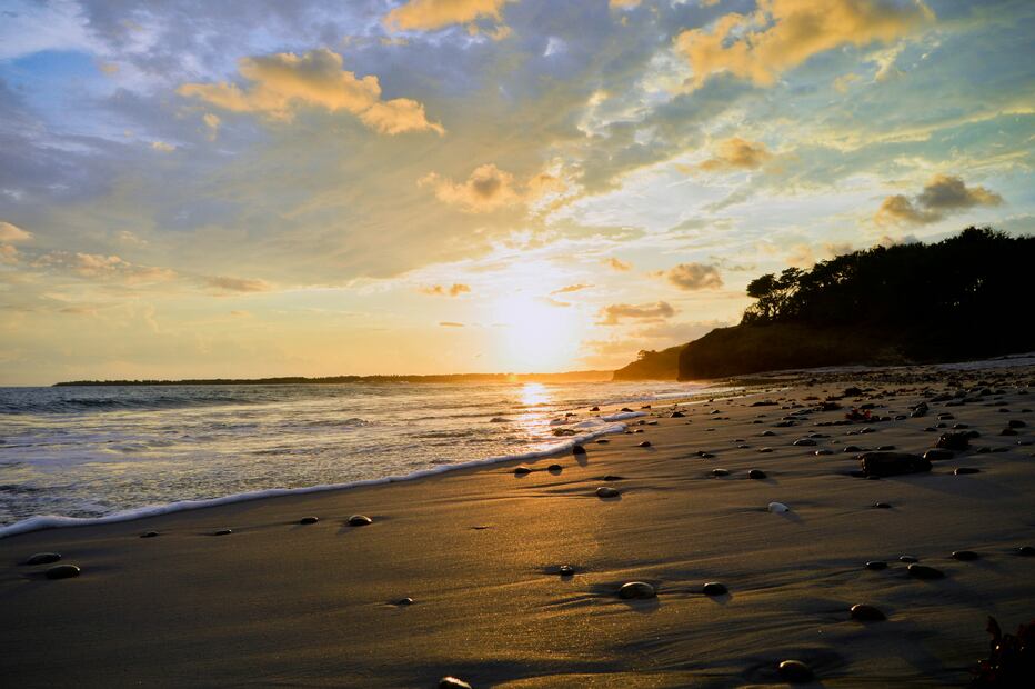 Los atardeceres en Playa Lo de Marcos ofrecen una vista impresionante. Foto: Unsplash / Bianca Castillo