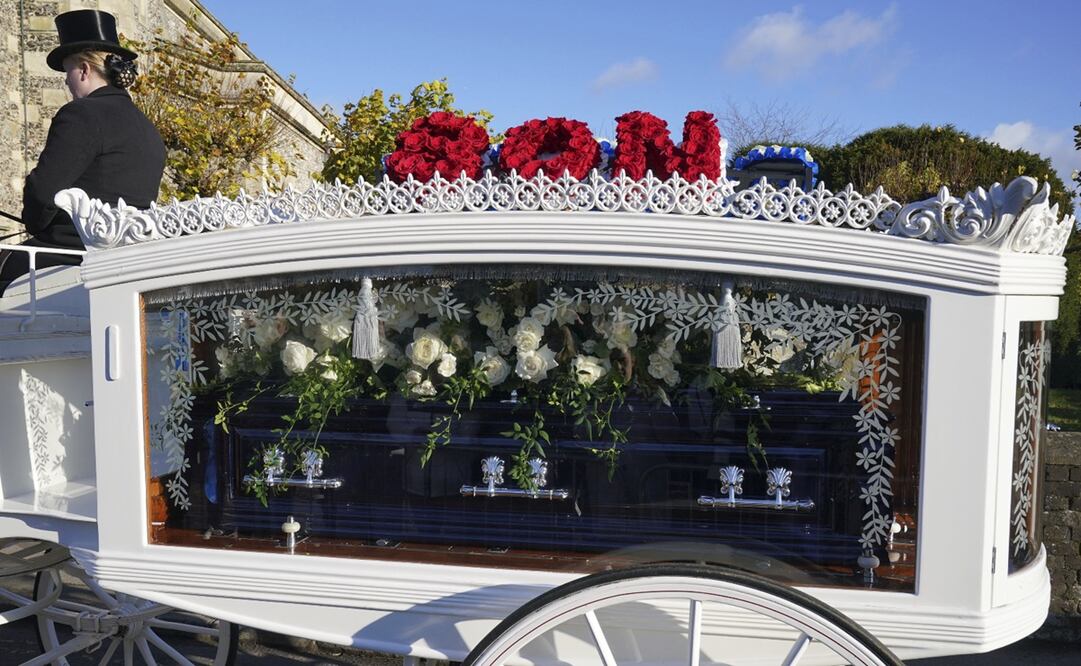 Un carruaje tirado por caballos que transporta el ataúd de Liam Payne llega al funeral del cantante de One Direction en la iglesia de St Mary en Amersham, Buckinghamshire, Inglaterra. Foto: AP.