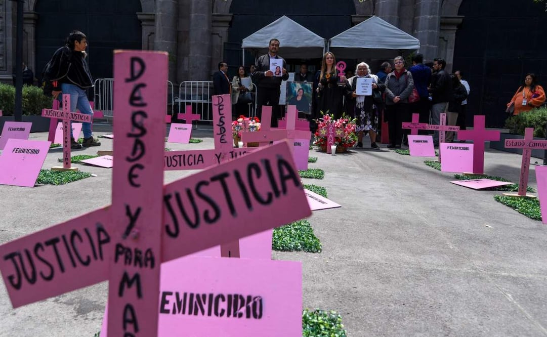 Homenaje frente a la Cámara de Diputados del Estado de México a 15 años del feminicidio de Mariana Lima Buendía. Foto: Crisanta Espinosa Aguilar/ Cuartoscuro